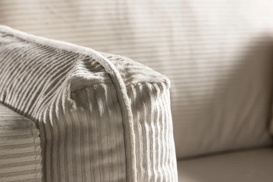 Helebeežist sametist tugitool Boom kuldsete jalgadega, 18046-995 – 11