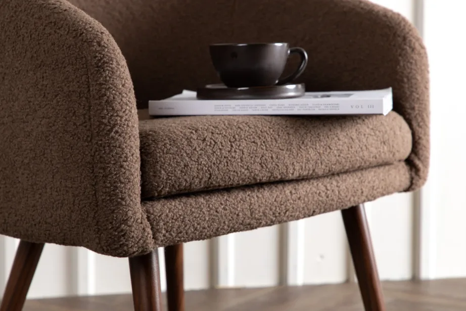 Buklee-kangaga pruun tugitool Wanda, tumepruunide terasest jalgadega, 18048-090 – 10