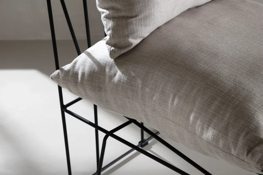 Beež polüesterlinase kangaga tugitool musta metallraamiga Livonia, 18048-110 – 9