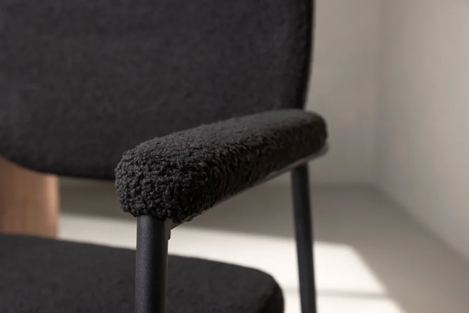 Skandinaavia stiilis musta bouclé-kangaga söögitool Yesterday (käetugedega, metallraam), 19904-458 – 9