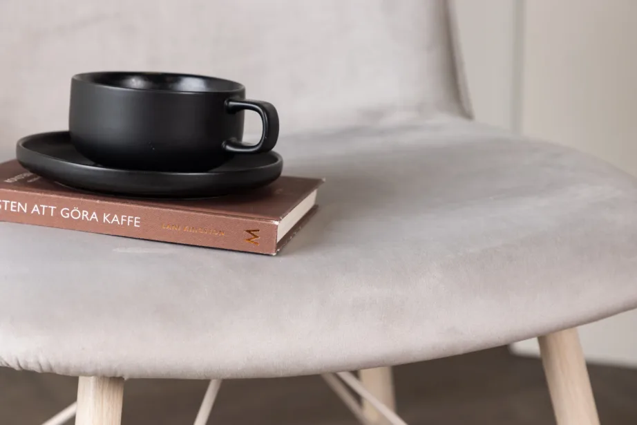 Helehall velvetist söögitool valgeks peitsitud terasjalgadel Everyday, 19908-041 – 10