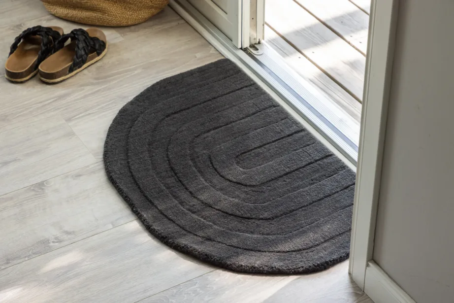 Poolümmargune villavaip Nora, süsimust, 50 × 80 cm, 19963-166 – 3