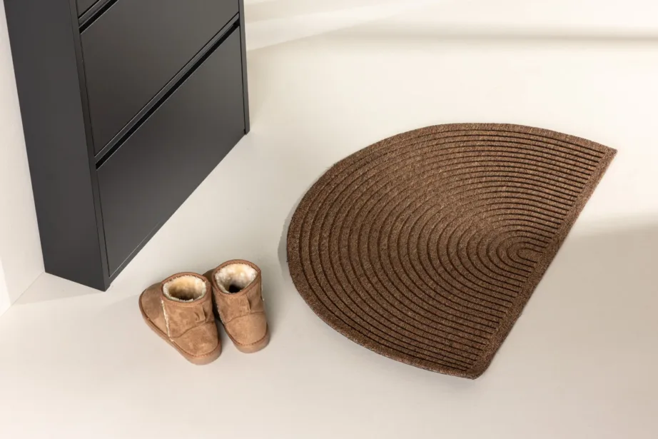 Poolkuu-kujuline uksematt Teodor, polüpropüleenist ja kummist, 60×90 cm, loodusmusta tooni, 19971-170 – 2