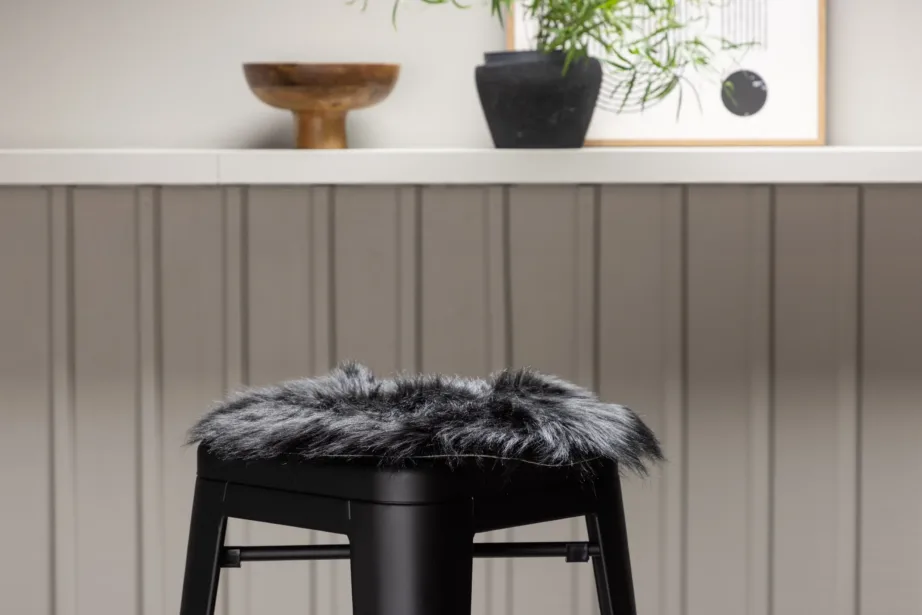 Katy ümmargune must kunstkarusnahast toolipadi, ø34 cm, 19992-100 – 2