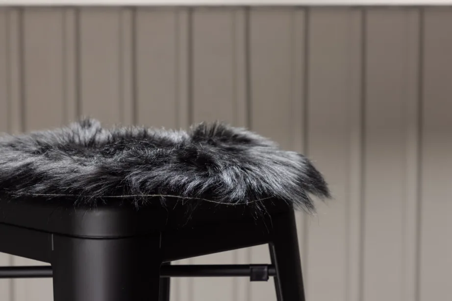 Katy ümmargune must kunstkarusnahast toolipadi, ø34 cm, 19992-100 – 3