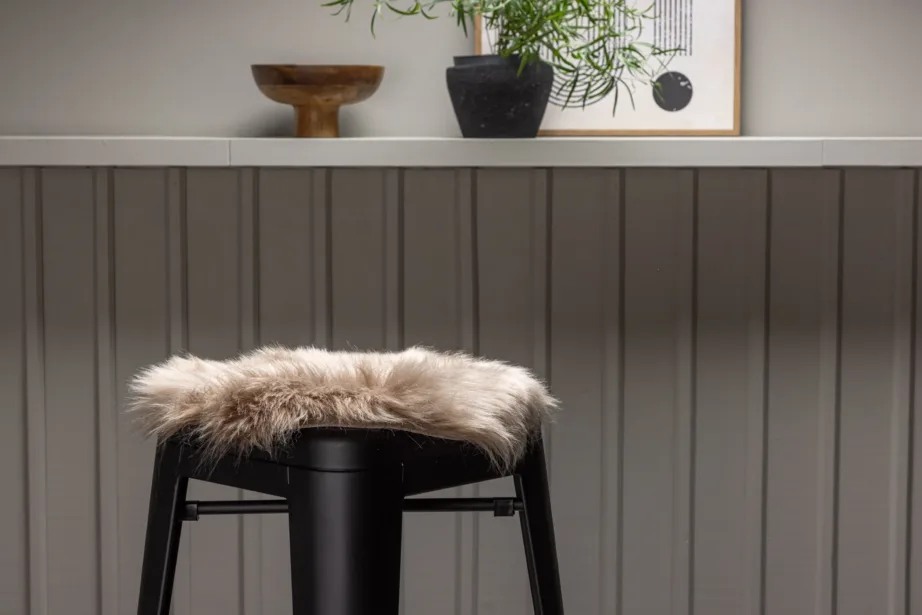 Pruunist kunstkarusnahast ümmargune toolipadi Katy, ø34 cm, 19992-103 – 2