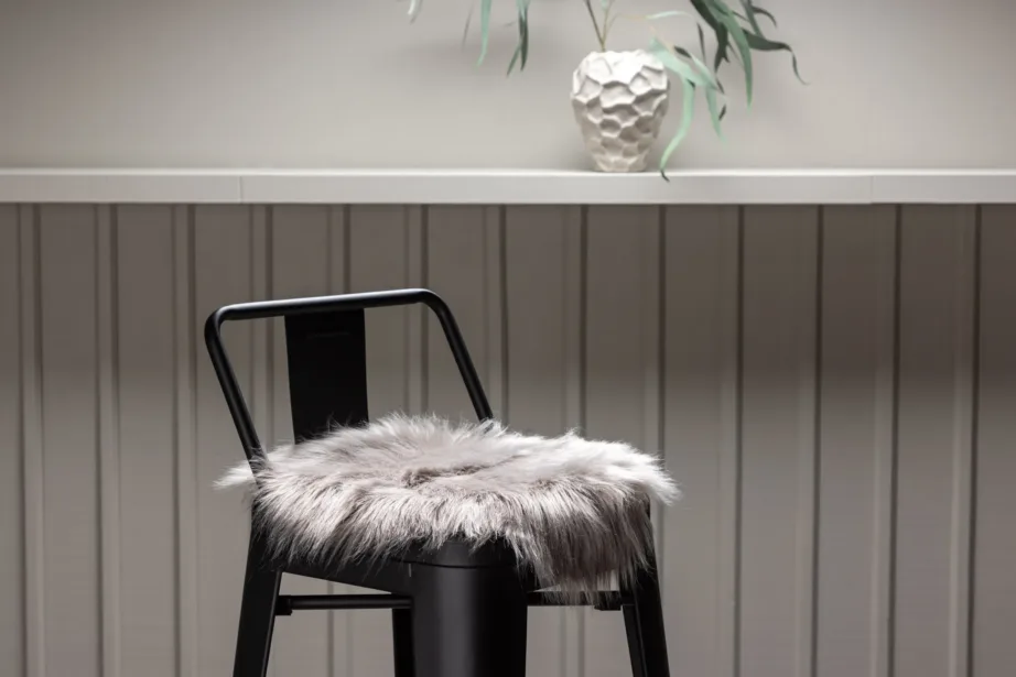 Katy ümmargune hall kunstkarusnahast toolipadi, ø34 cm, 19992-165 – 2