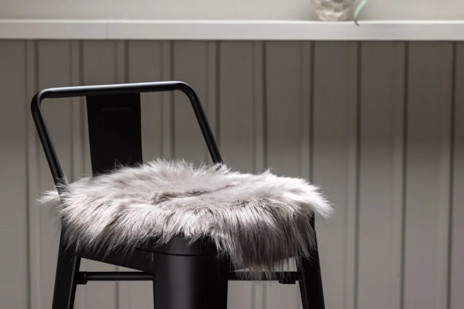 Katy ümmargune hall kunstkarusnahast toolipadi, ø34 cm, 19992-165 – 3