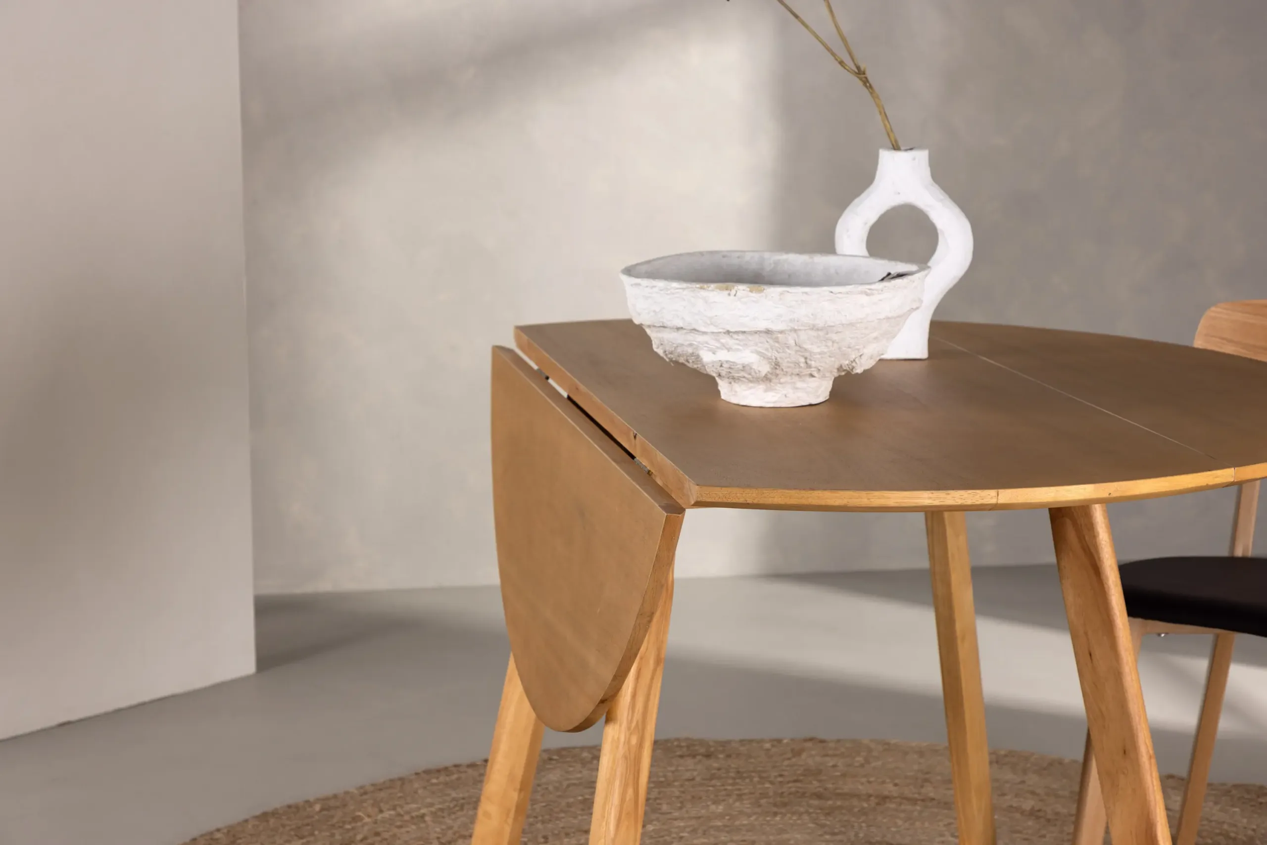 Ümmargune kummipuu söögilaud Yadikon, tamme toonis MDF, ø120 cm - 19996-080