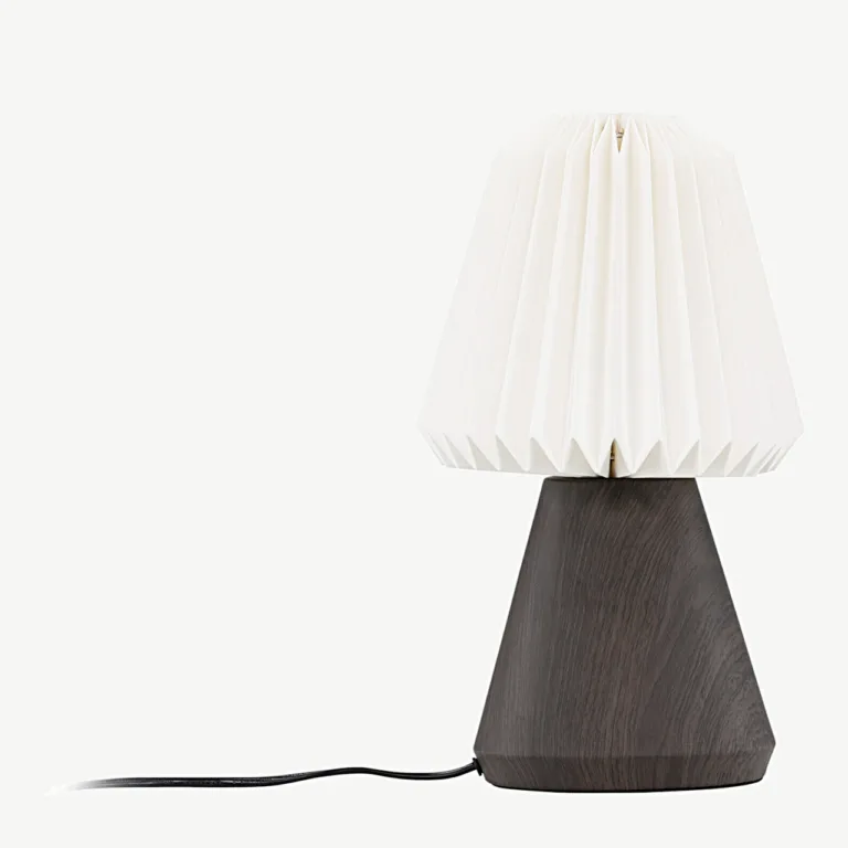 Pähklipuidust laualamp Fjällen, koonilise alusega, voltpaberist valge lambivarjuga, 33×20 cm - 20025-125