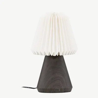 Pähklipuidust laualamp Fjällen, koonilise alusega, voltpaberist valge lambivarjuga, 33×20 cm - 20025-125