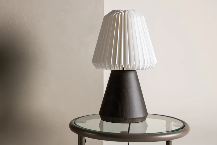 Pähklipuidust laualamp Fjällen, koonilise alusega, voltpaberist valge lambivarjuga, 33×20 cm, 20025-125 – 11