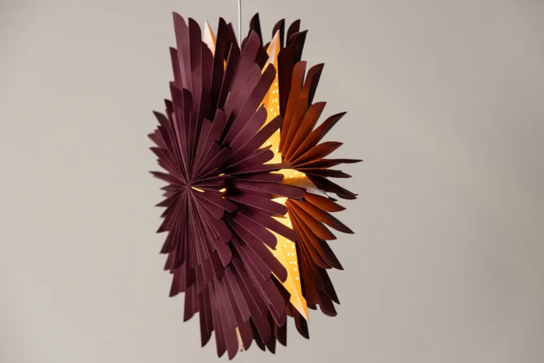 Säleni tumepunane tähekujuline paberist rippvalgusti, läbimõõt 60 cm, valge juhtmega - 20032-112