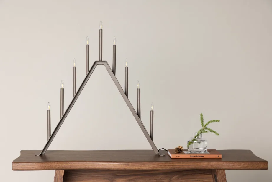 Mokkavärvi terasest lauavalgusti Åre kolmnurkse advendiküünlajala stiilis, 64 cm, 20040-125 – 8