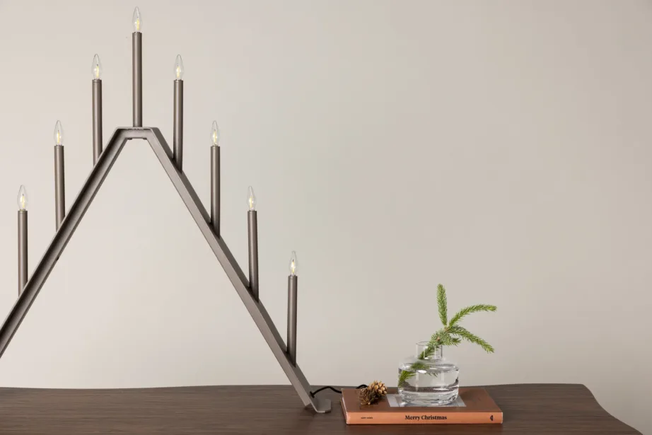 Mokkavärvi terasest lauavalgusti Åre kolmnurkse advendiküünlajala stiilis, 64 cm, 20040-125 – 9