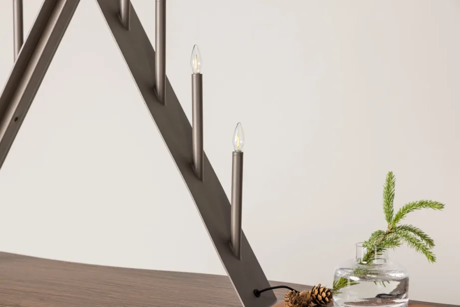 Mokkavärvi terasest lauavalgusti Åre kolmnurkse advendiküünlajala stiilis, 64 cm, 20040-125 – 10