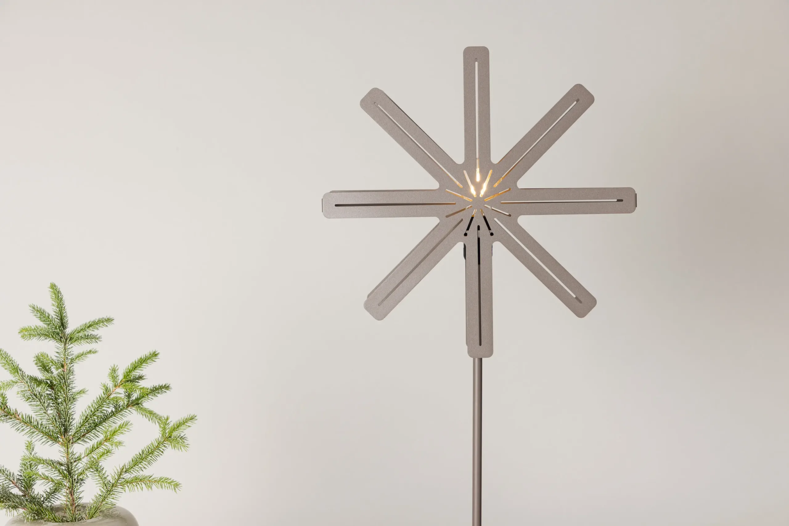 Tähekujuline mokkavärvi terasest põrandalamp Säfsen, 80 cm - 20051-125