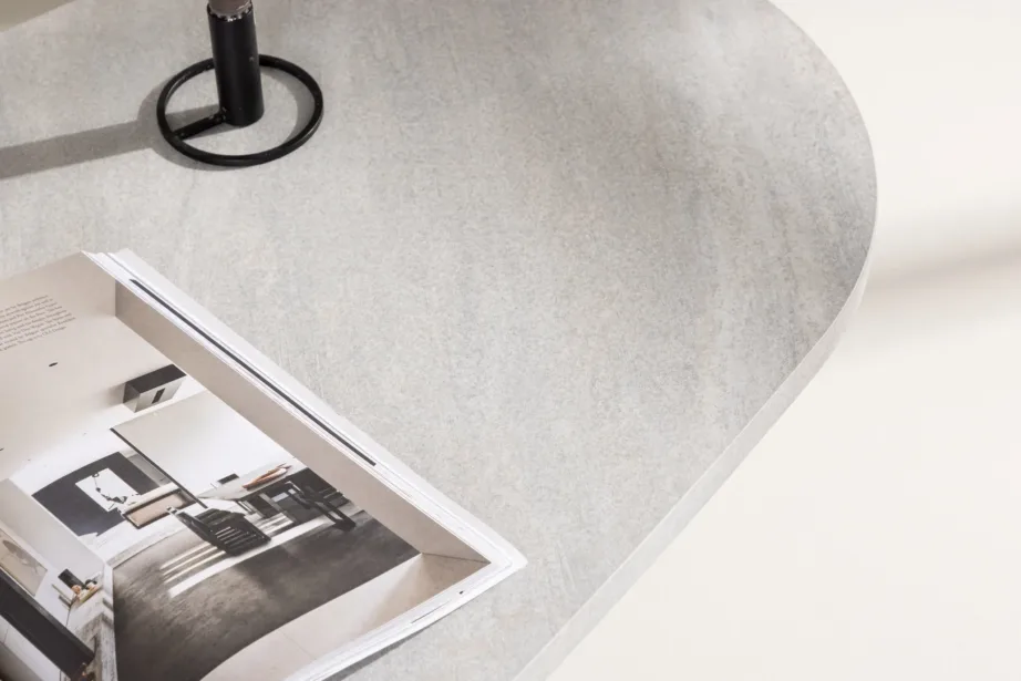 Helehall betooniimitatsiooniga diivanilaud Grönvik mokatooni jalaga, 130 × 65 cm, 20070-490 – 11