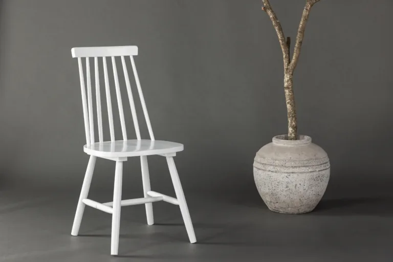 Valgest kummipuidust Lönneberga söögitool, ergonoomilise seljatoega, 88 cm - 29260-360