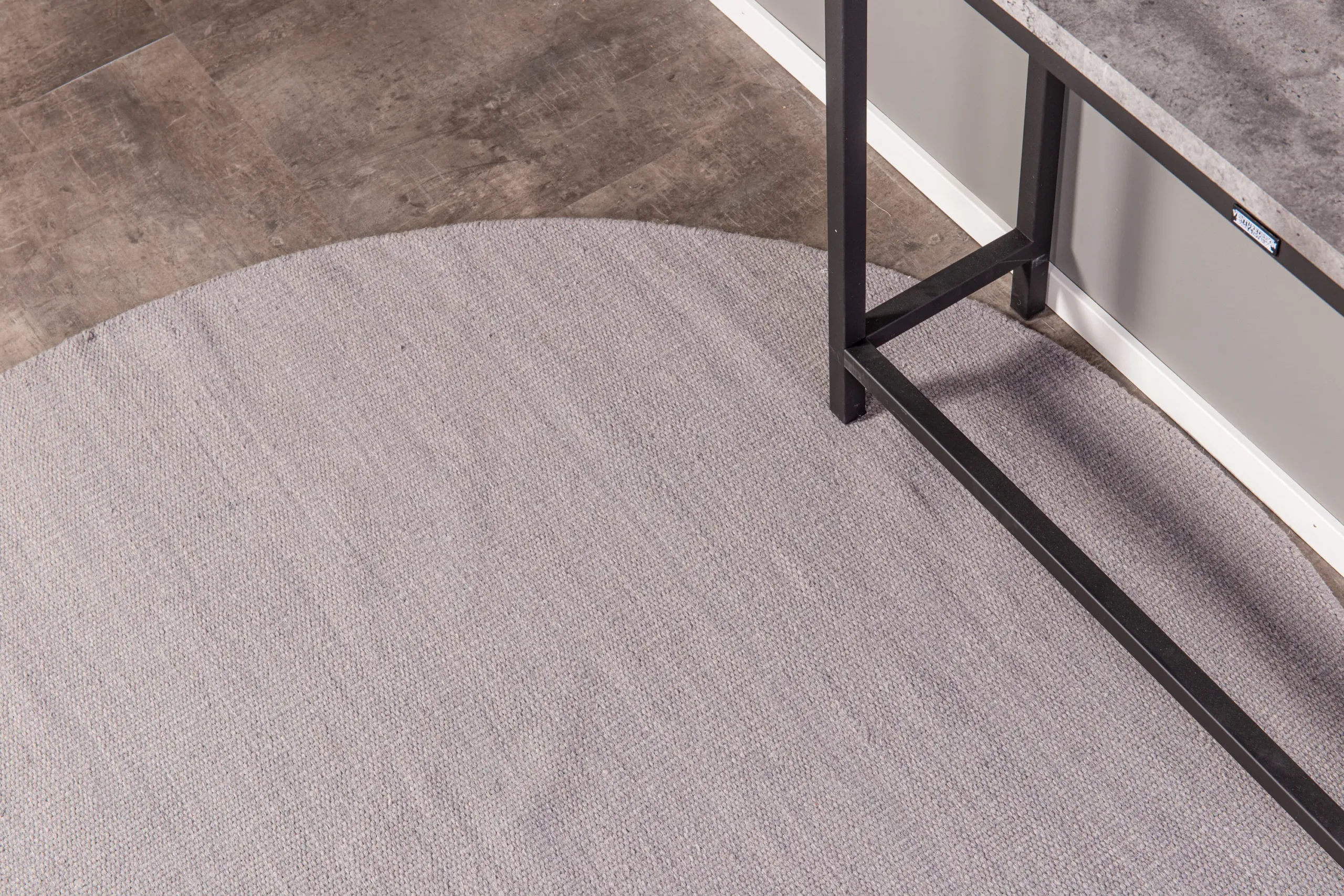 Konsoollaud Rise halli betooni imiteeringuga ja musta terasraamiga (110 × 30 × 80 cm) - 29918-668