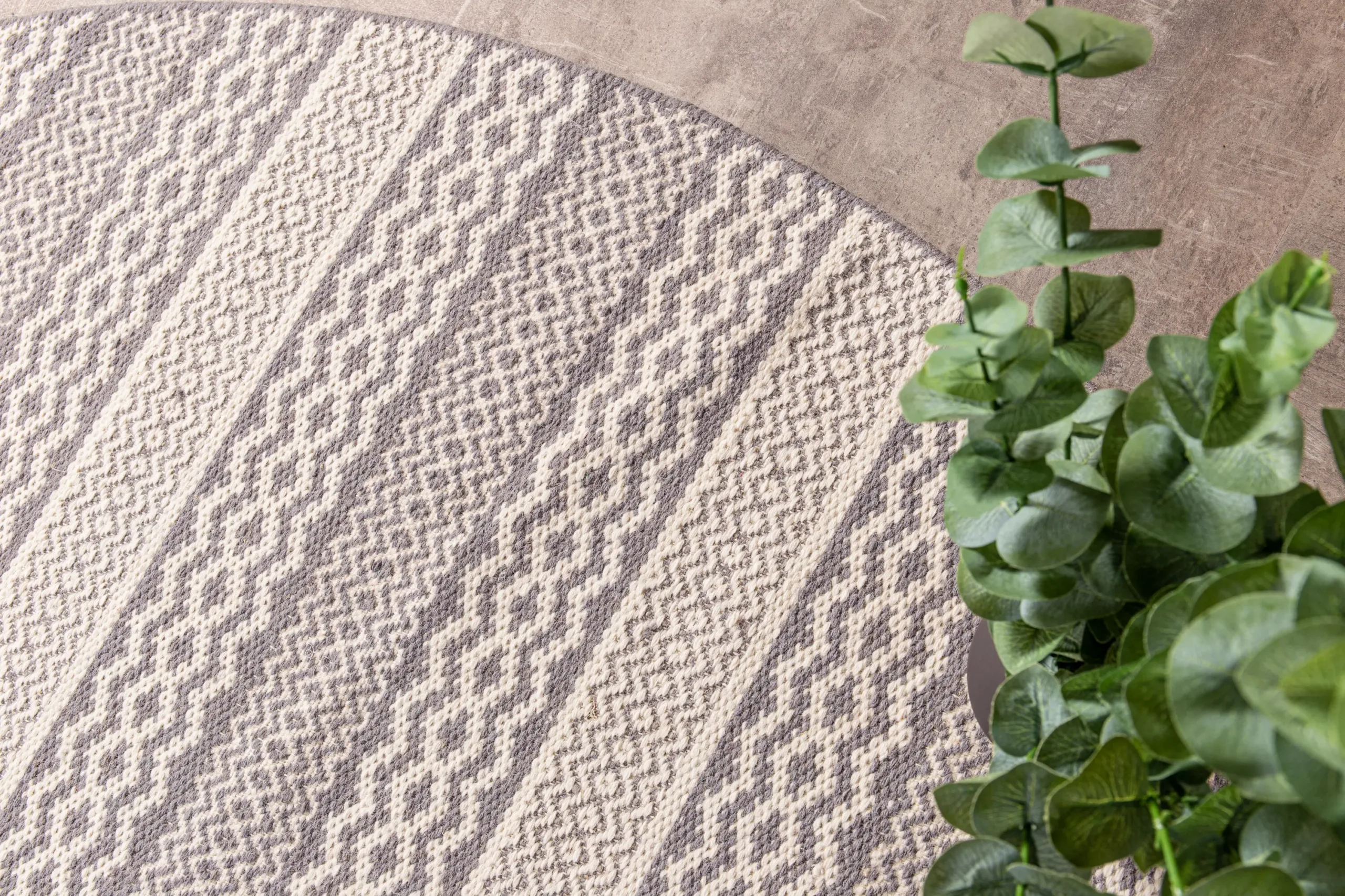 Konsoollaud Rise halli betooni imiteeringuga ja musta terasraamiga (110 × 30 × 80 cm) - 29918-668