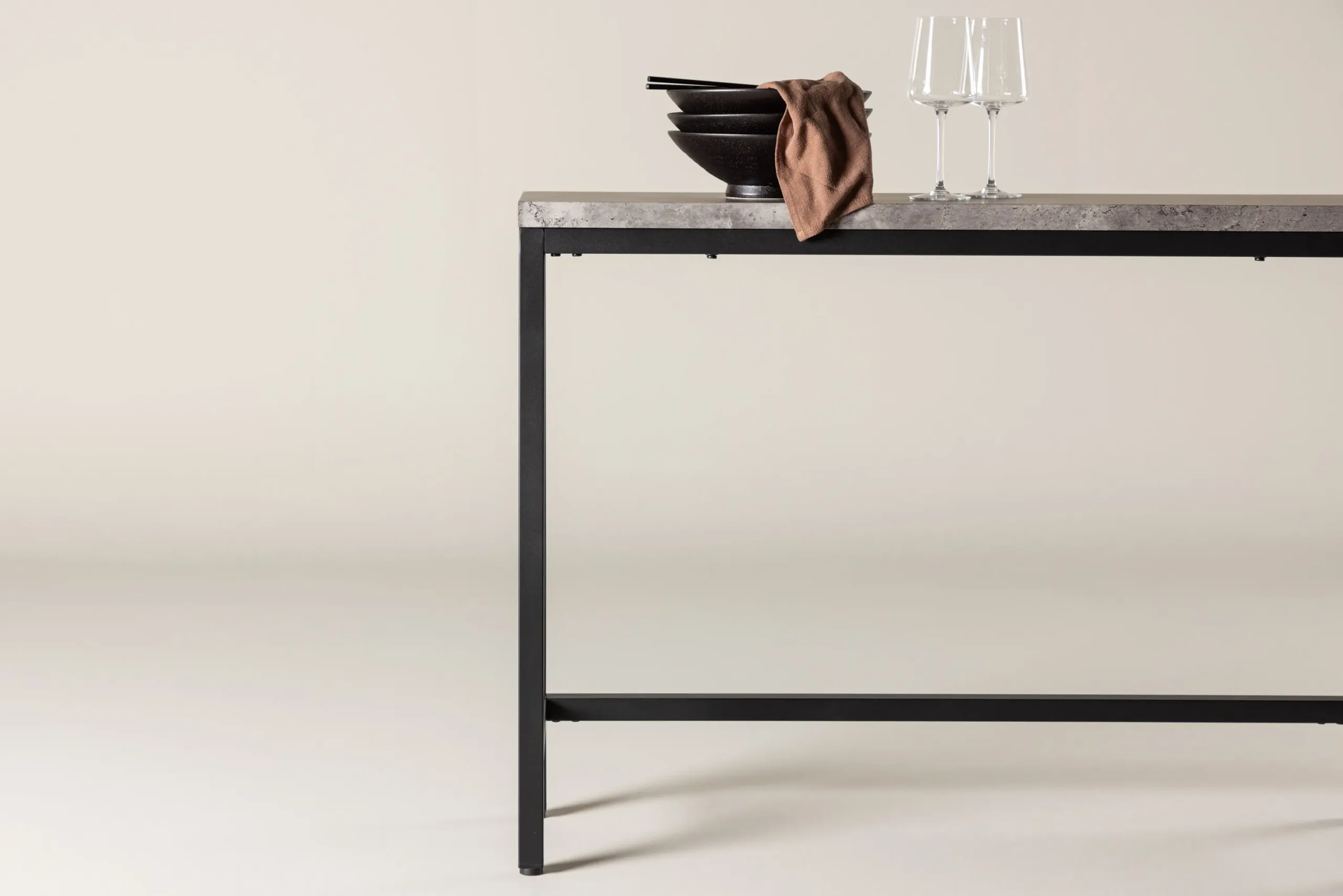 Konsoollaud Rise halli betooni imiteeringuga ja musta terasraamiga (110 × 30 × 80 cm) - 29918-668