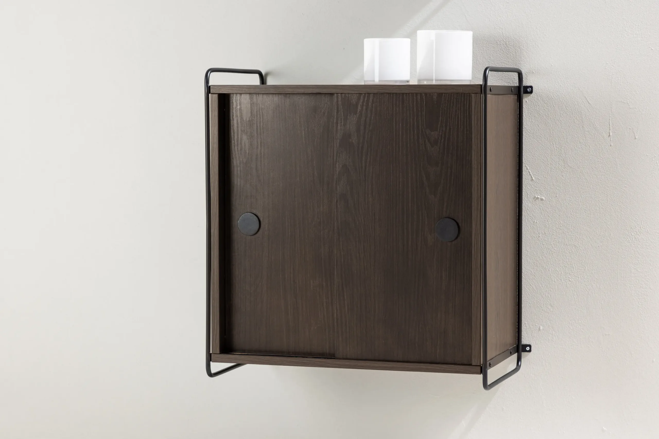 Mokka toonis MDF-ist seinakapp kahete uksega, metallraamiga Paris (must terasraam, 60 × 35 × 68 cm) - 30052-125