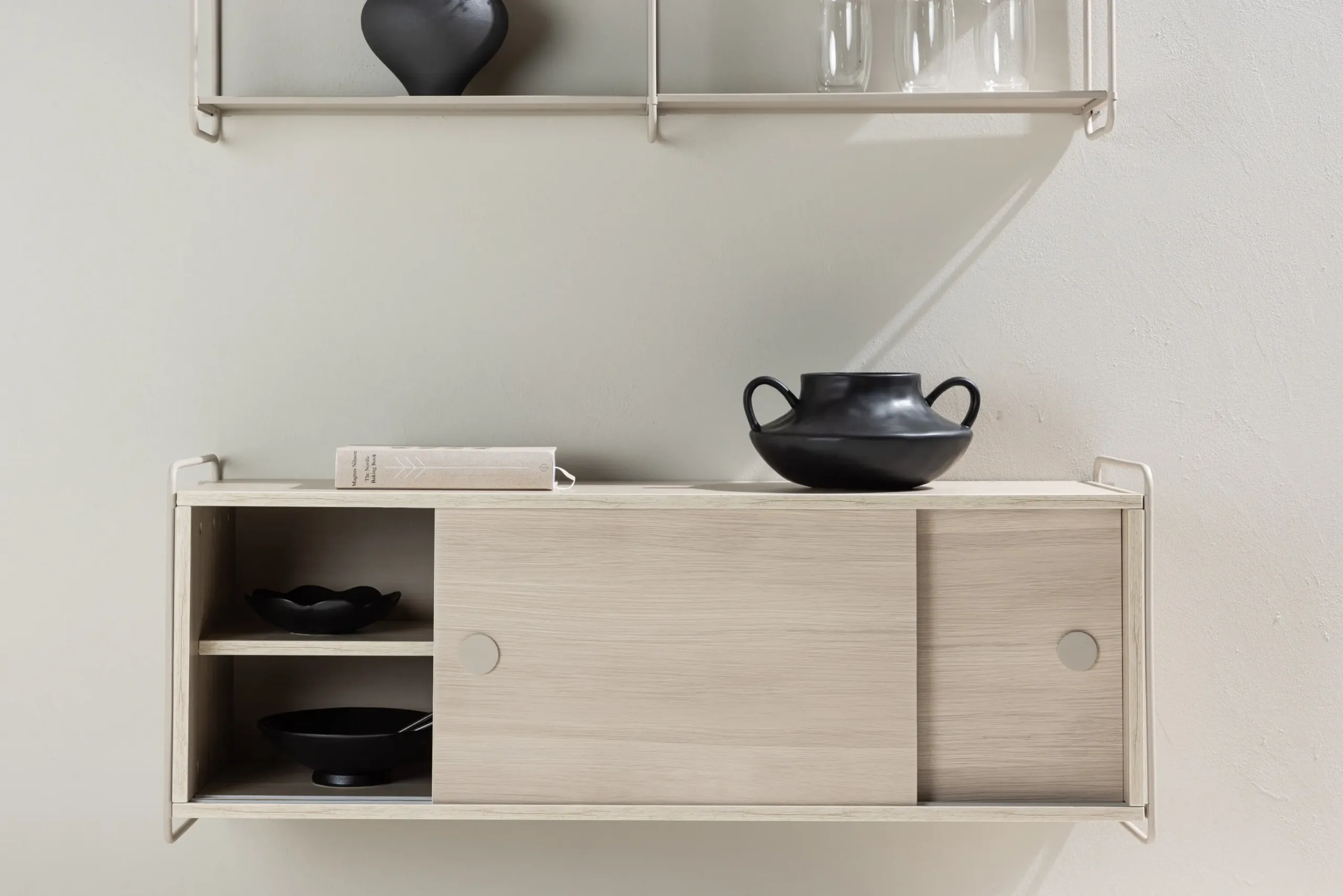 Valge peitsiga seinakapp Paris (MDF, terasraam, 122 × 48 × 35 cm) - 30053-130