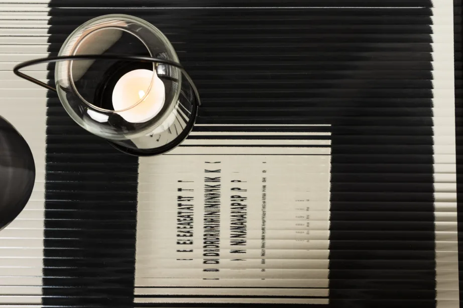 Musta klaasist diivanilaud Campinas lainelise klaaspinnaga ja lisariiuliga, 30125-100 – 11