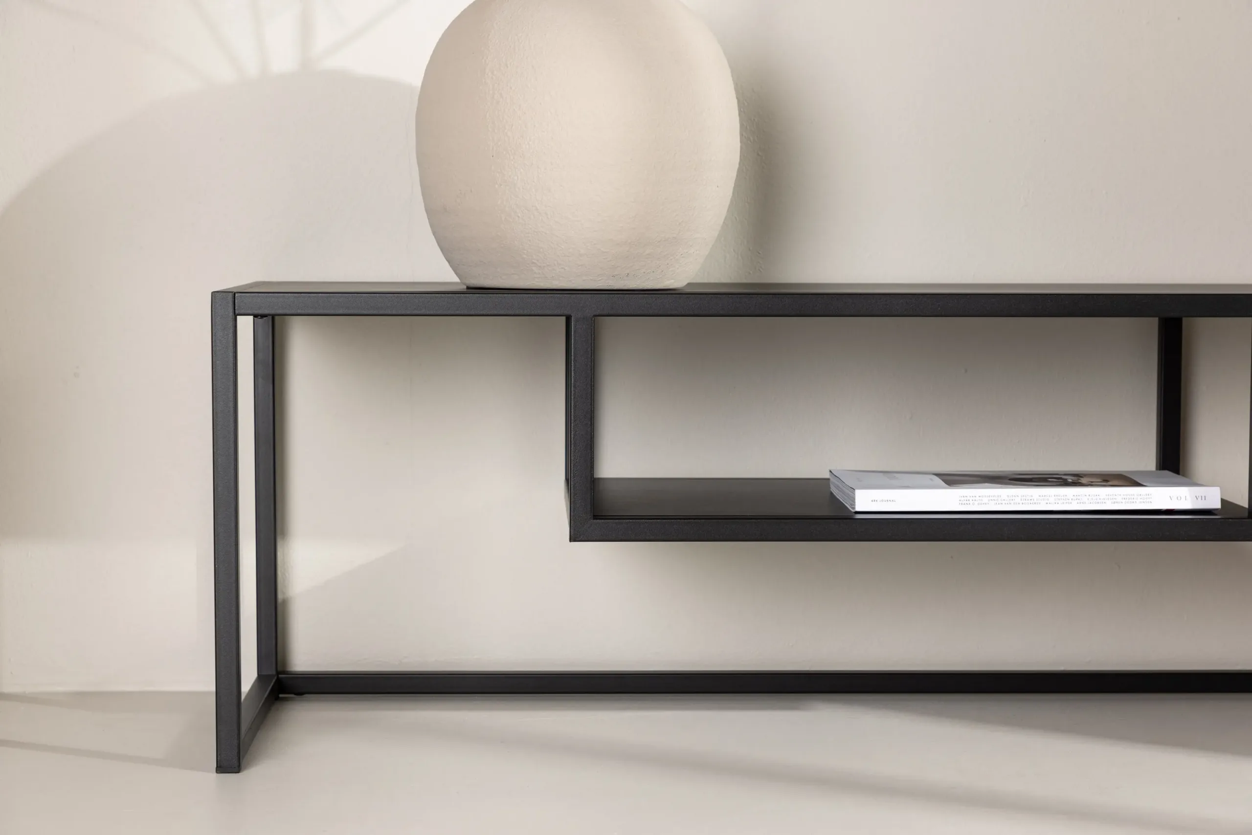 Mustast terasest TV-alus Riverside, alumise riiuliga (120 × 40 cm) - 30138-100