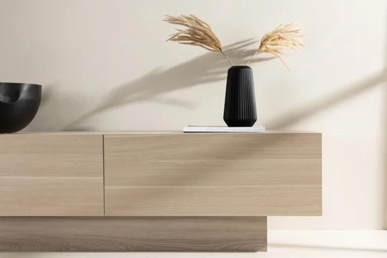 Valge peitsiga MDF TV-alus Cuenca klaasriiuliga, 160 cm - 30168-130