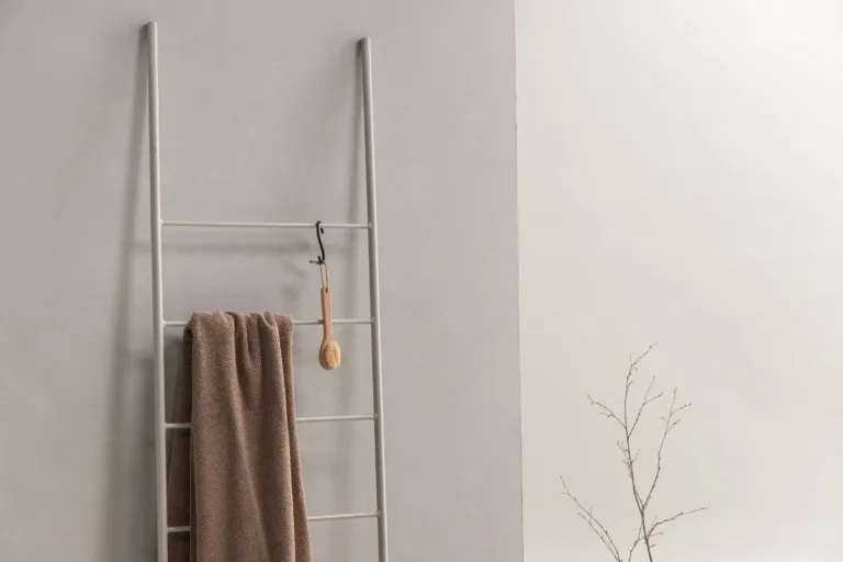 Minimalistlik hallikasbeež metallist redelriidehoidja Drammen, 160 cm - 42000-432