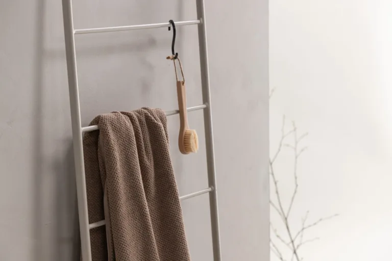 Minimalistlik hallikasbeež metallist redelriidehoidja Drammen, 160 cm - 42000-432