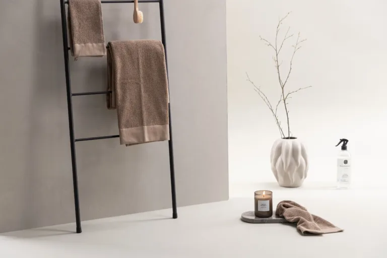 Minimalistlik mustast terasest riidenagi Drammen, vastu seina toetuv (160 cm) - 42000-438