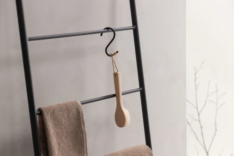 Minimalistlik mustast terasest riidenagi Drammen, vastu seina toetuv (160 cm) - 42000-438