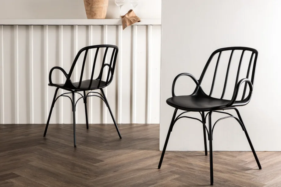 Must käetugedega plastik- ja terasjalgadega söögitool Dyrön, 43000-261 – 8