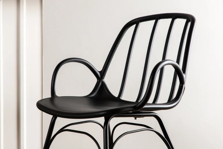 Must käetugedega plastik- ja terasjalgadega söögitool Dyrön, 43000-261 – 9