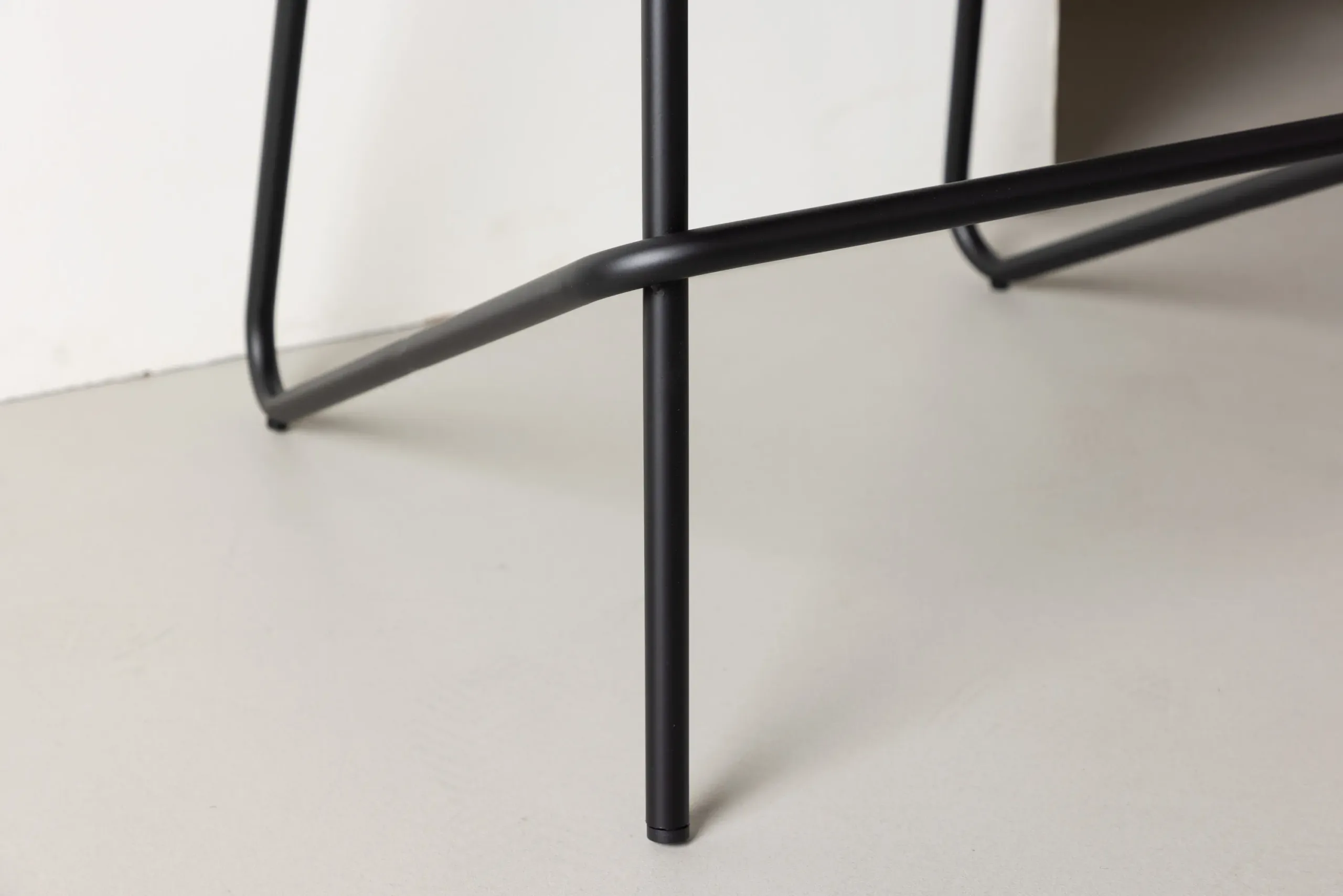 Minimalistlik must terasest baaritool Grebbestad, 66 cm (PU-kattega) - 44000-170