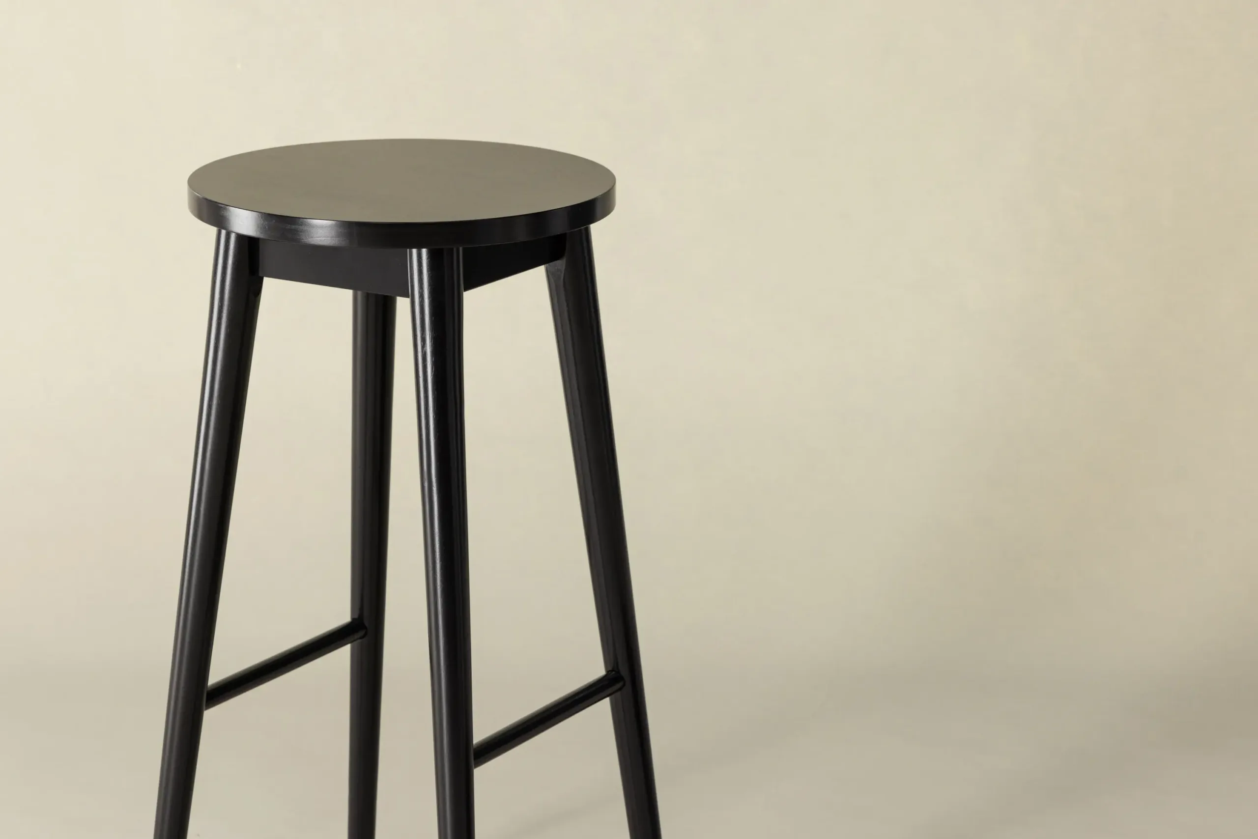 Mustast kummipuidust minimalistlik baaritool Mollösand jalatoega - 44100-061