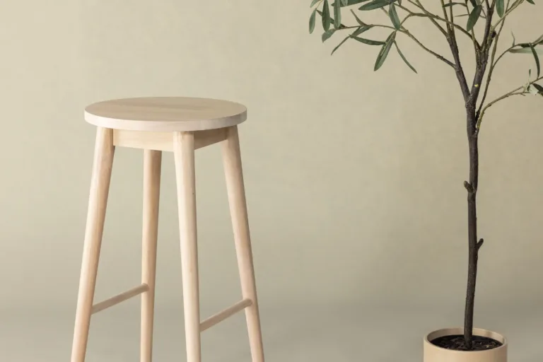 Valge peitsiga kummipuidust baaritool Mollösand, 75 cm - 44100-062