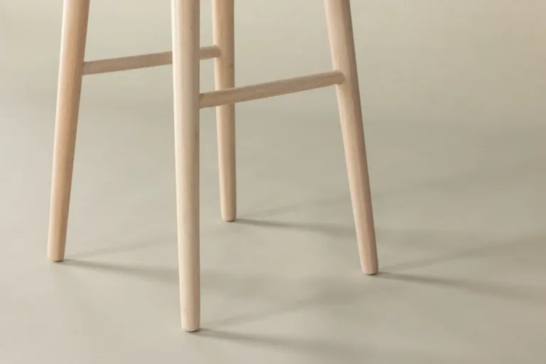 Valge peitsiga kummipuidust baaritool Mollösand, 75 cm - 44100-062