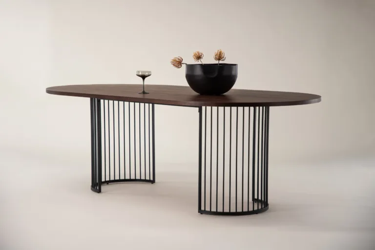 Ovaalne söögilaud Hamneskäri, tume pähklispoon ja must terasraam, 220x110 cm - 46000-160