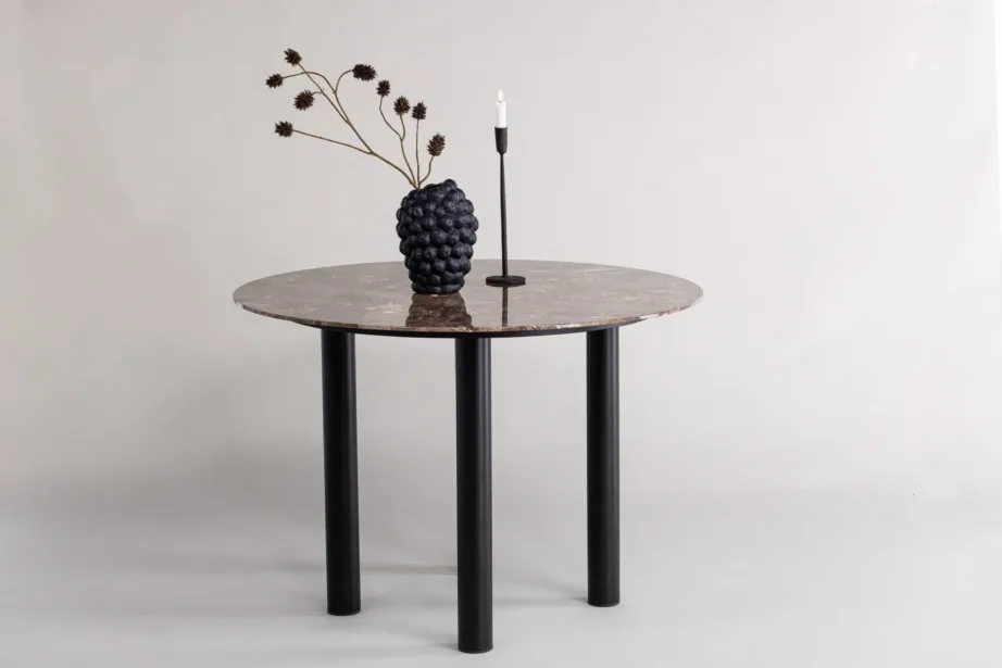 Ümmargune söögilaud Havsteni pruunist marmormustriga klaasist lauaplaadi ja mustade metalljalgadega, ø106 cm, 46100-150 – 8
