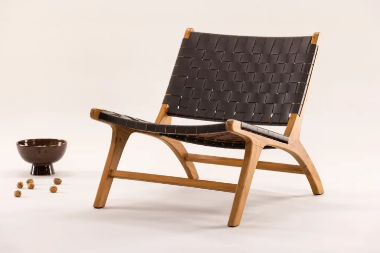 Rike lounge-tugitool tiigipuidust raamiga ja pruunist punutud PU-st - 47000-090
