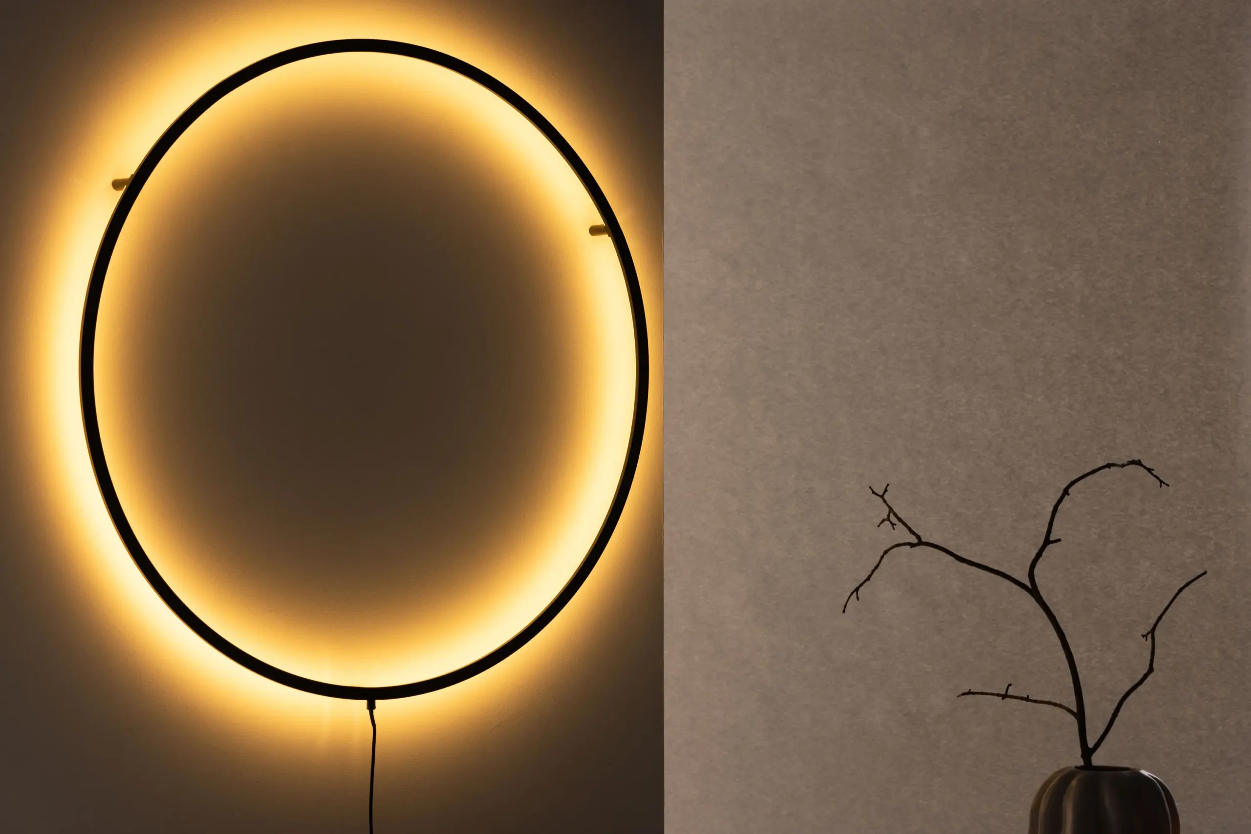 Must ümmargune LED-seinavalgusti Sörmjöle x Josefin Lustig, Ø100 cm (alumiinium) - 50052-001