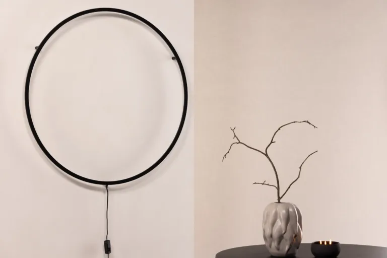 Must ümmargune LED-seinavalgusti Sörmjöle x Josefin Lustig, Ø100 cm (alumiinium) - 50052-001