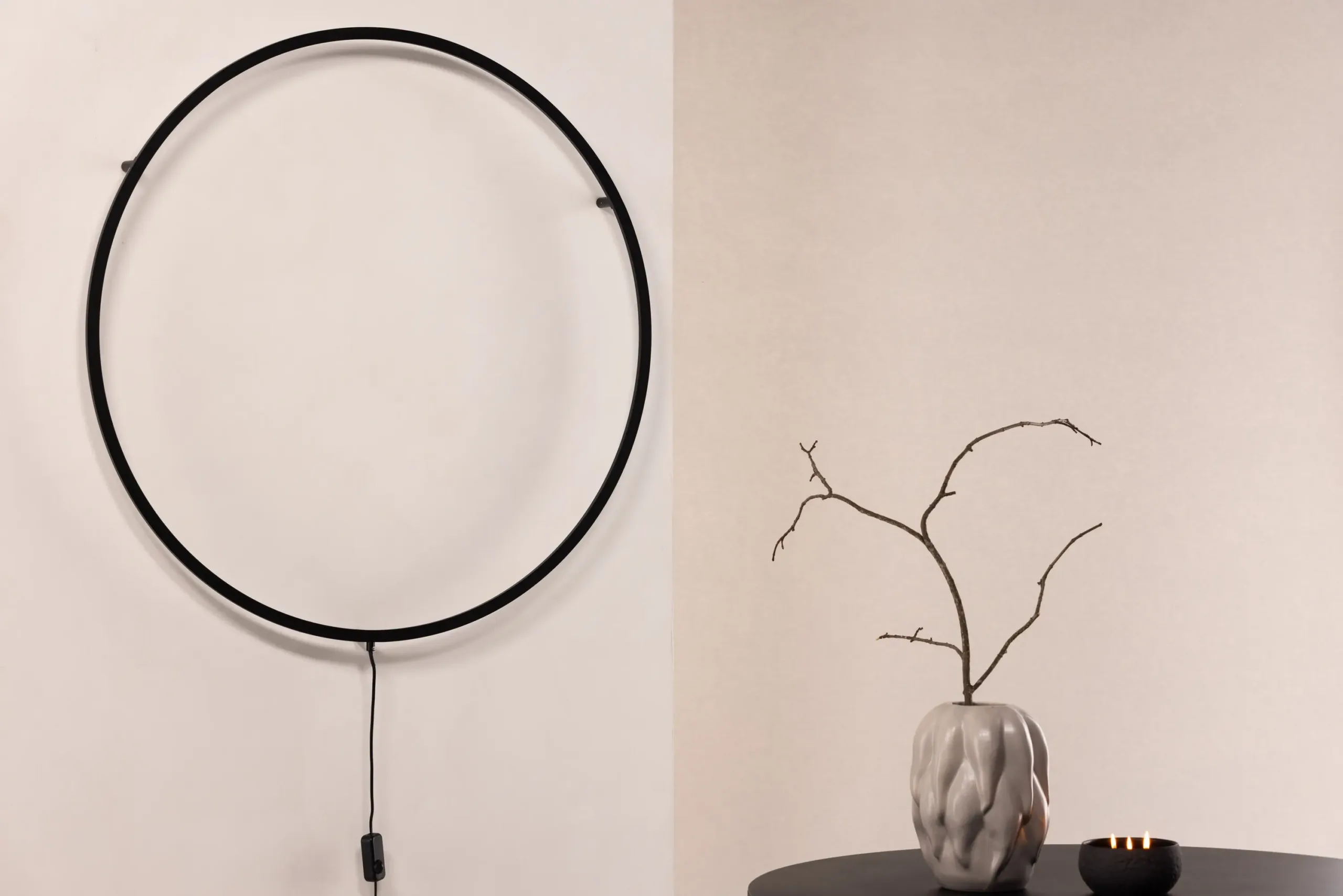 Must ümmargune LED-seinavalgusti Sörmjöle x Josefin Lustig, Ø100 cm (alumiinium) - 50052-001