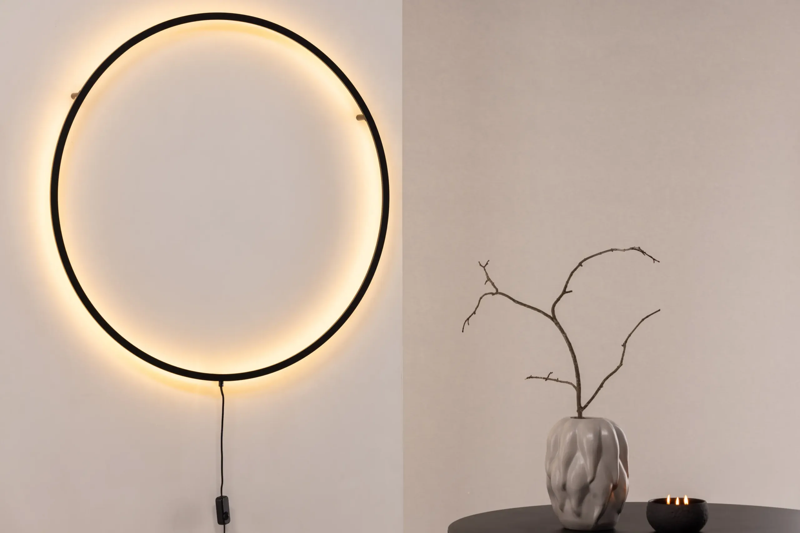 Must ümmargune LED-seinavalgusti Sörmjöle x Josefin Lustig, Ø100 cm (alumiinium) - 50052-001