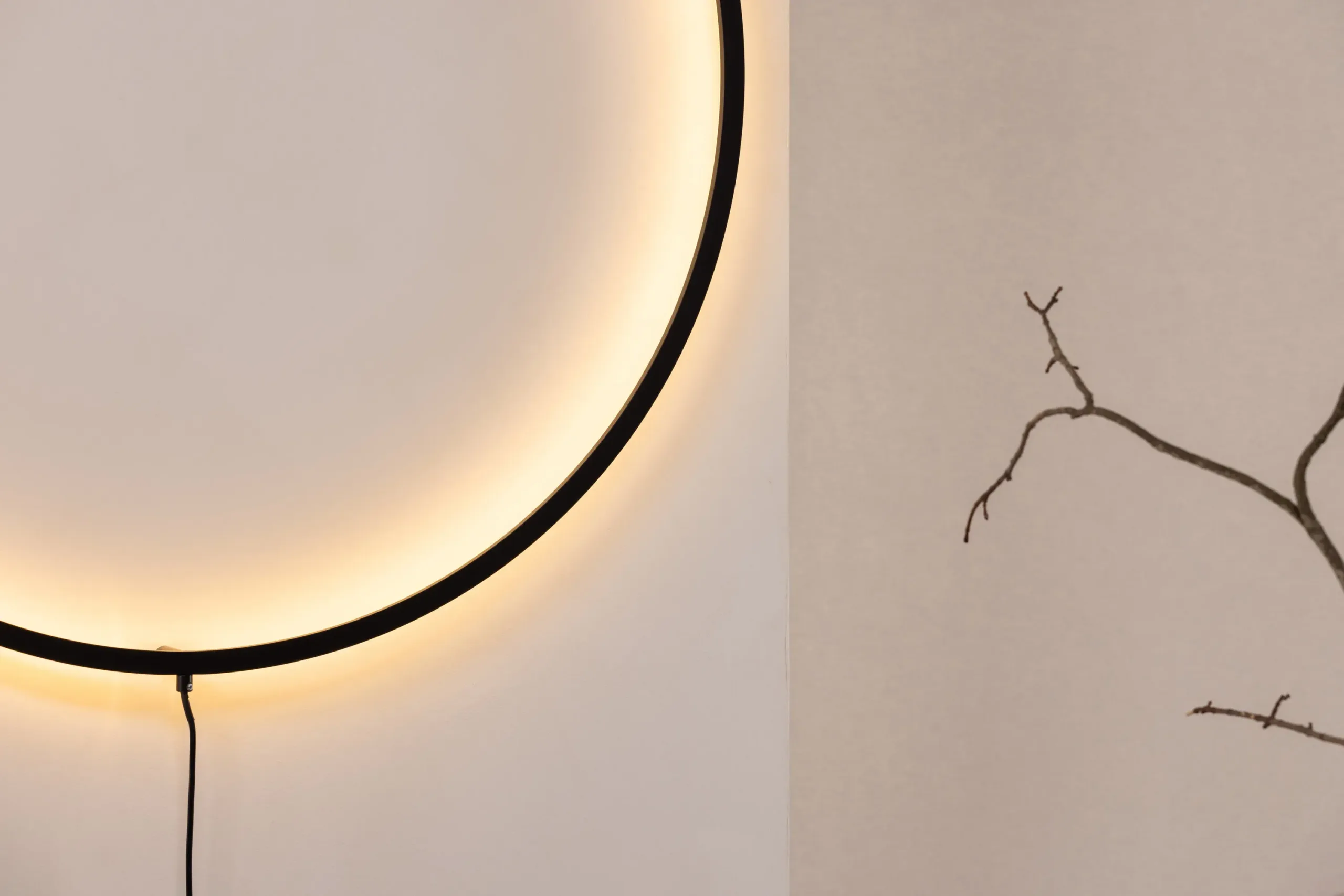 Must ümmargune LED-seinavalgusti Sörmjöle x Josefin Lustig, Ø100 cm (alumiinium) - 50052-001
