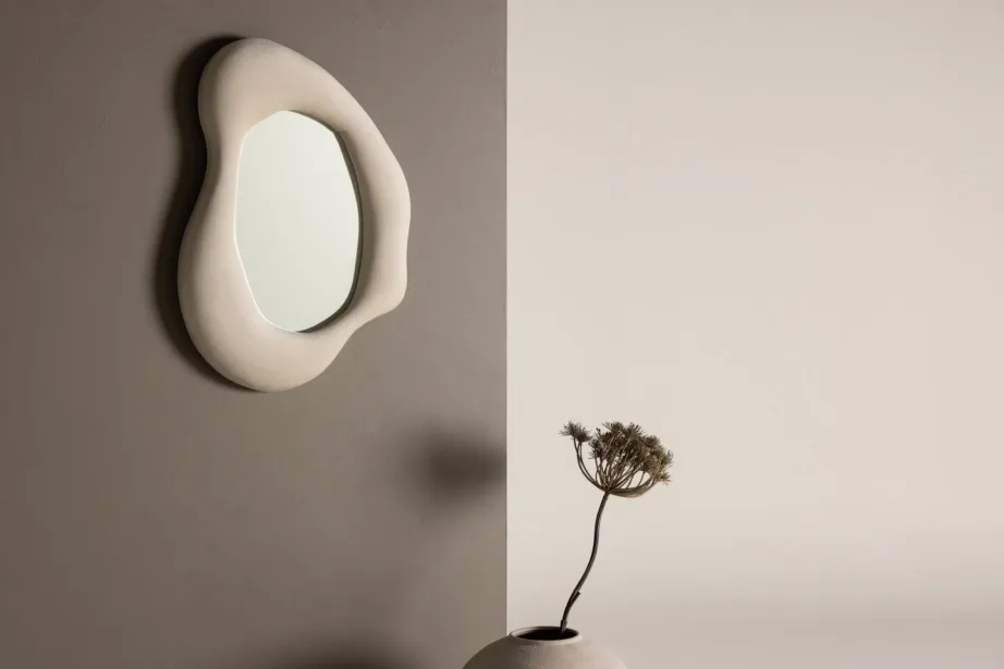 Beežist sametpolüestrist raamiga seinapeegel Louisville, 49 × 70 cm, 59178-101 – 8